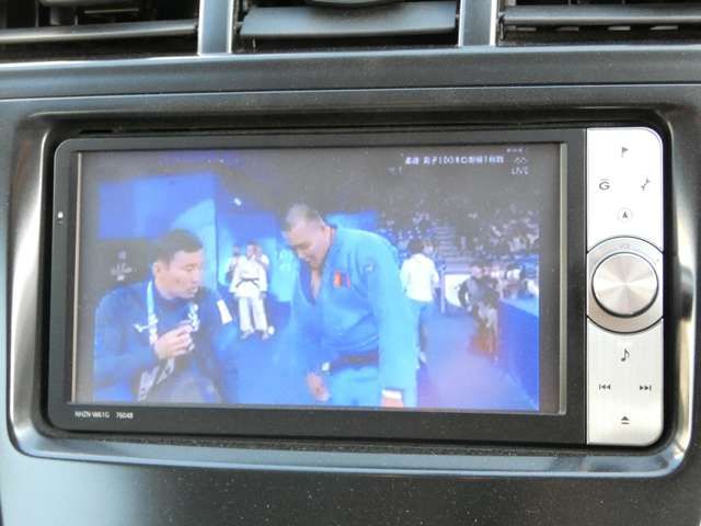 TOYOTA PRIUS Alpha 2011