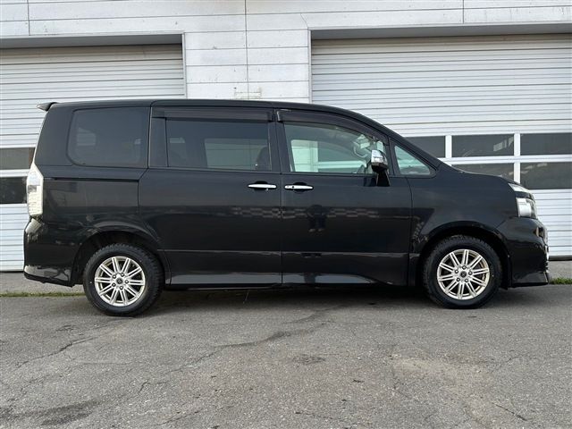 TOYOTA VOXY 4WD 2011