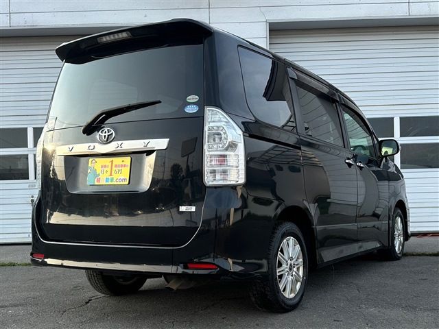 TOYOTA VOXY 4WD 2011