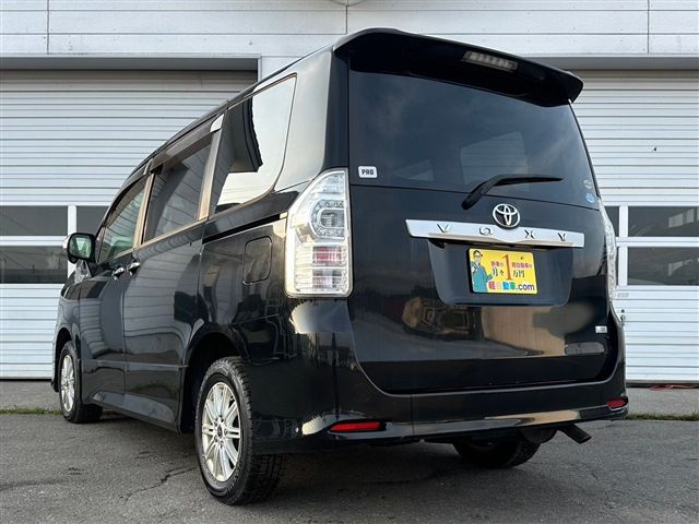 TOYOTA VOXY 4WD 2011