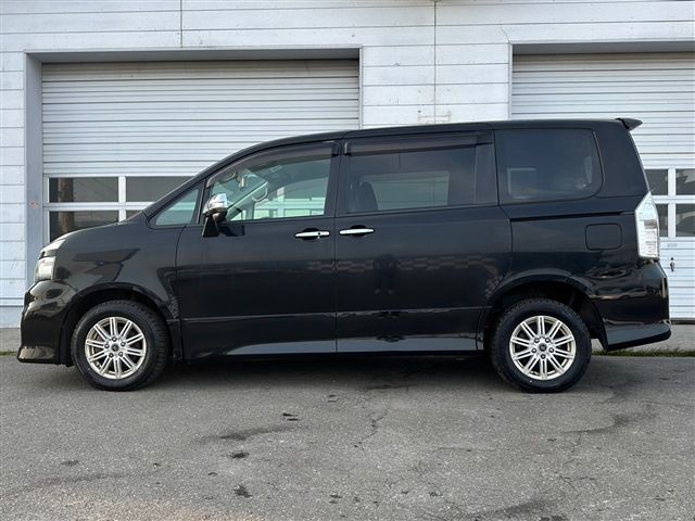 TOYOTA VOXY 4WD 2011