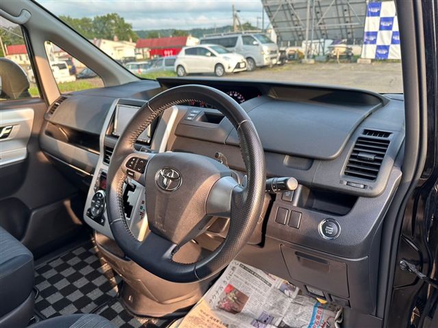 TOYOTA VOXY 4WD 2011