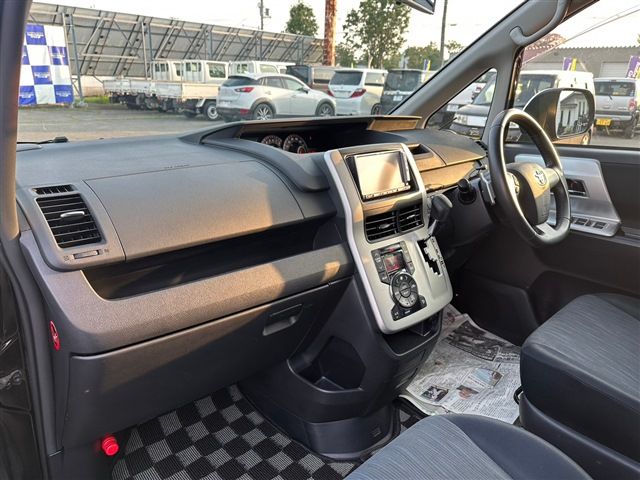 TOYOTA VOXY 4WD 2011