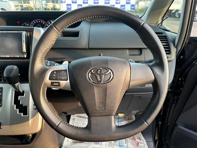 TOYOTA VOXY 4WD 2011