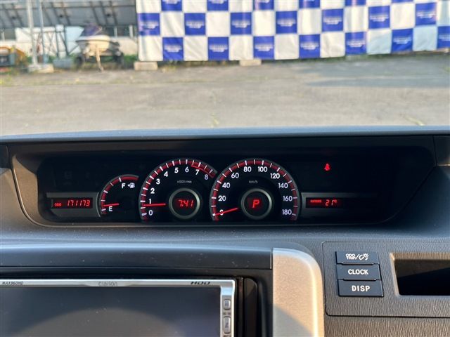 TOYOTA VOXY 4WD 2011