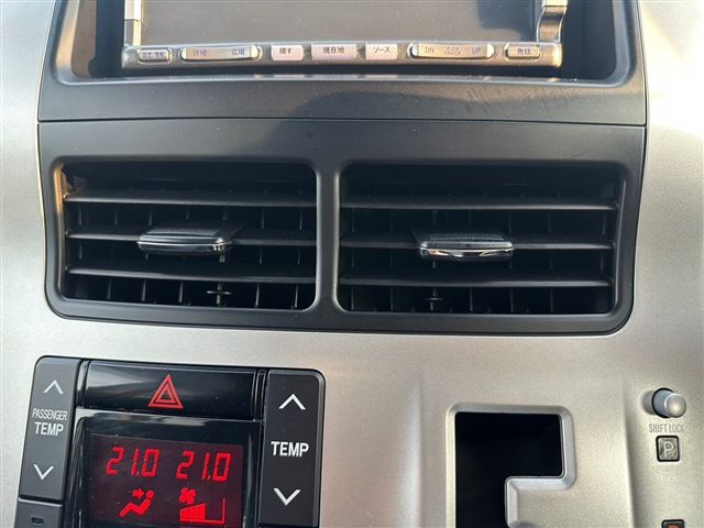 TOYOTA VOXY 4WD 2011