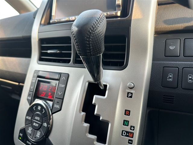 TOYOTA VOXY 4WD 2011