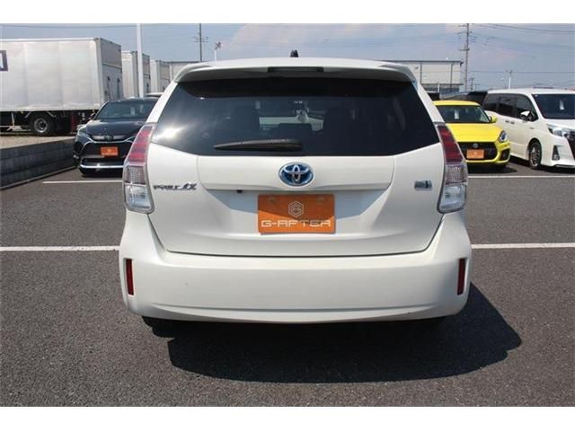 TOYOTA PRIUS Alpha 2015