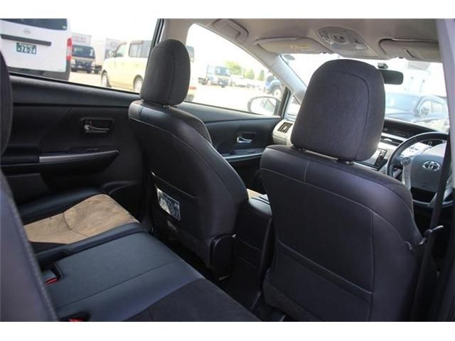 TOYOTA PRIUS Alpha 2015