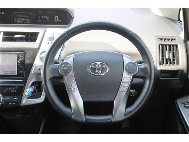 TOYOTA PRIUS Alpha 2015