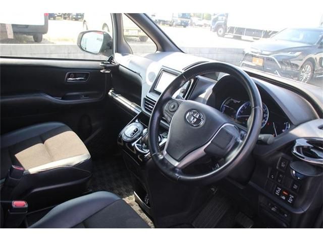 TOYOTA NOAH HYBRID 2016