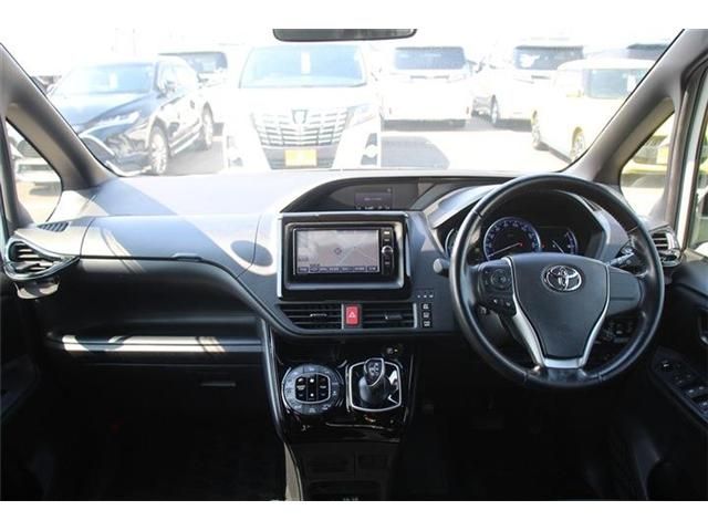 TOYOTA NOAH HYBRID 2016