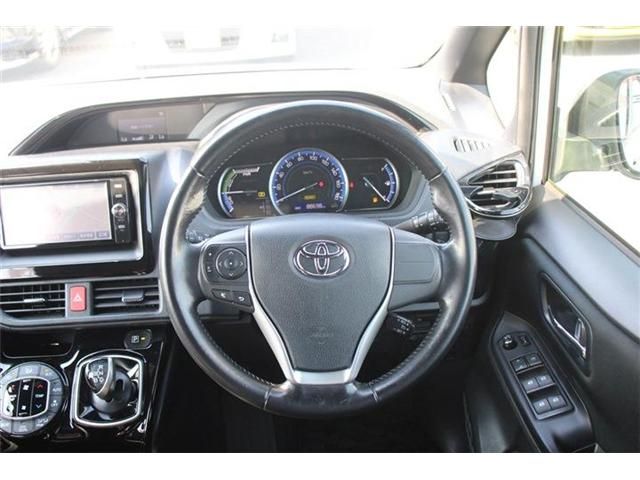 TOYOTA NOAH HYBRID 2016