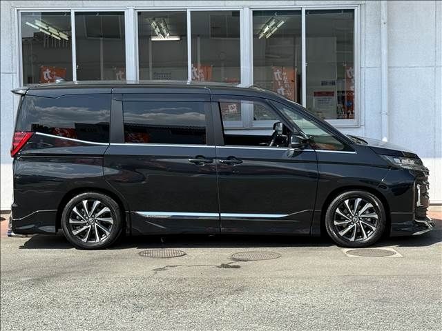 TOYOTA NOAH 2022