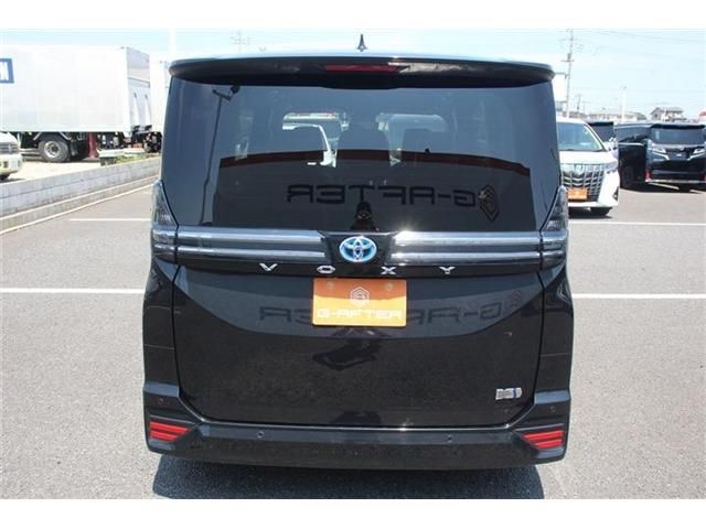 TOYOTA VOXY HYBRID 2023