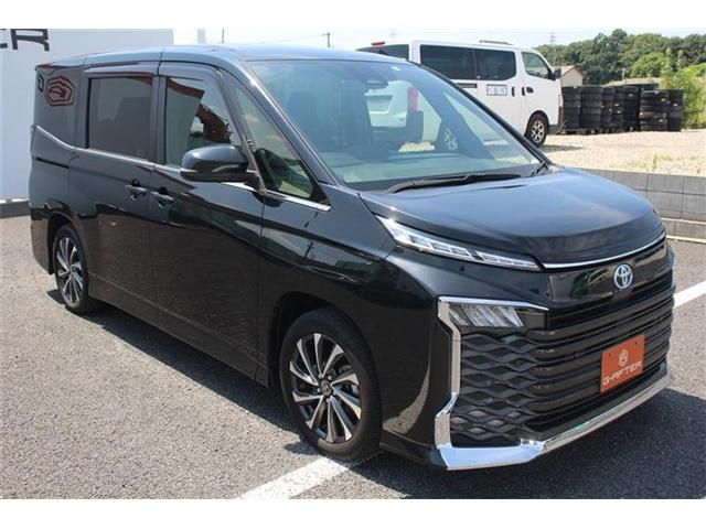 TOYOTA VOXY HYBRID 2023