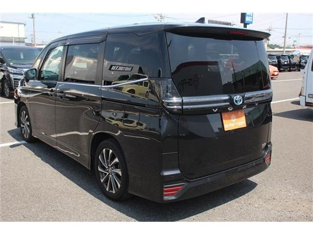 TOYOTA VOXY HYBRID 2023