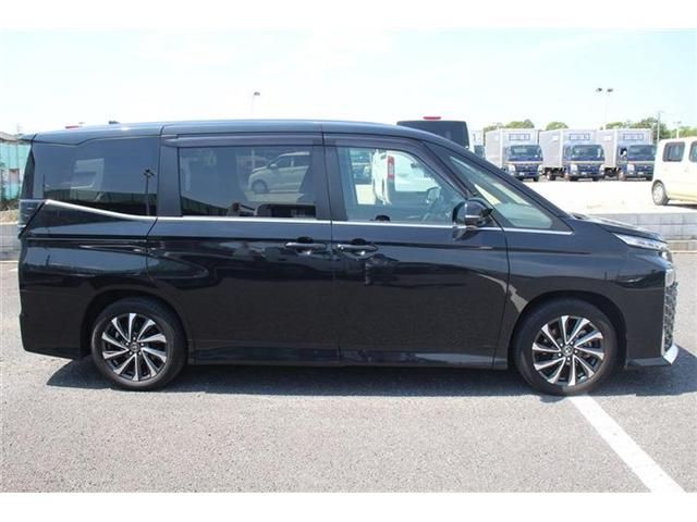 TOYOTA VOXY HYBRID 2023