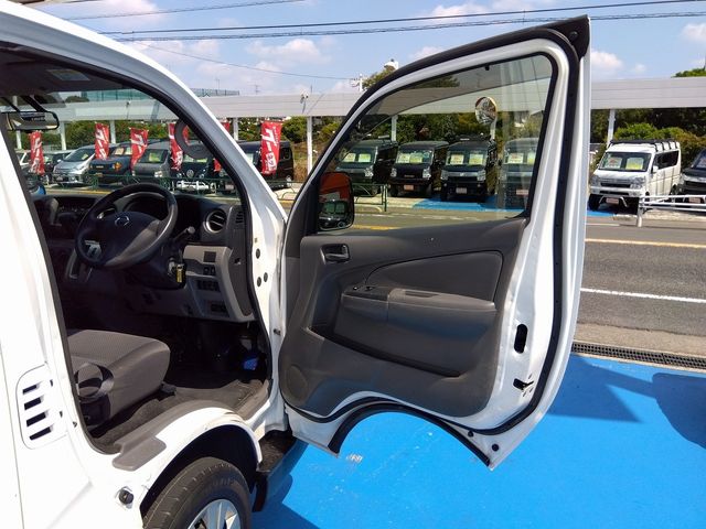 NISSAN NV350 CARAVAN 2018
