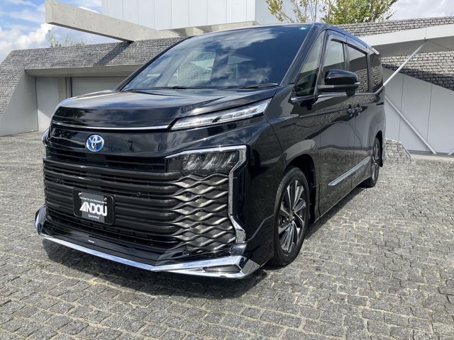 TOYOTA VOXY HYBRID 2023