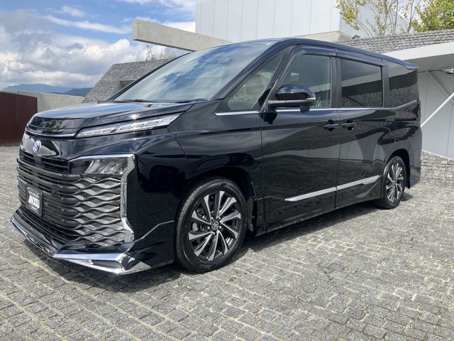 TOYOTA VOXY HYBRID 2023