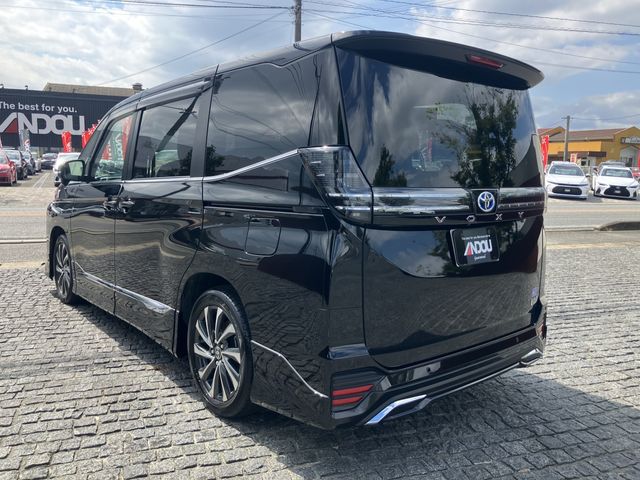 TOYOTA VOXY HYBRID 2023