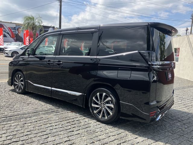 TOYOTA VOXY HYBRID 2023