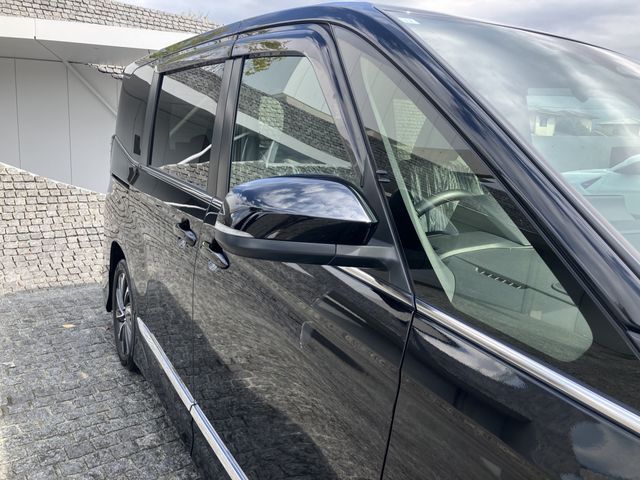 TOYOTA VOXY HYBRID 2023