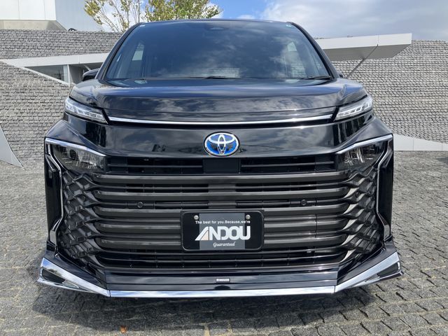 TOYOTA VOXY HYBRID 2023