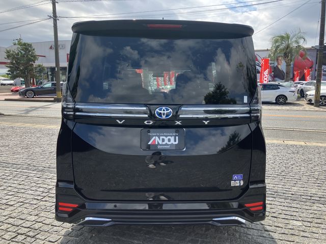 TOYOTA VOXY HYBRID 2023