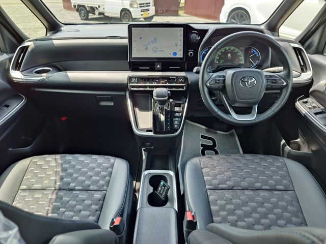 TOYOTA VOXY HYBRID 2023