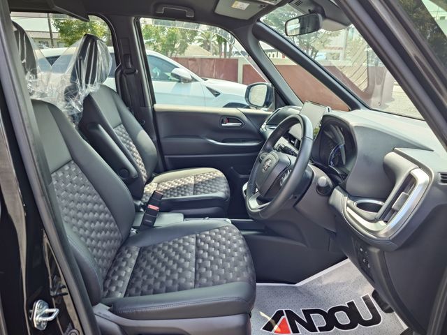 TOYOTA VOXY HYBRID 2023