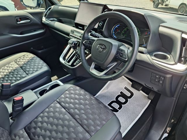 TOYOTA VOXY HYBRID 2023