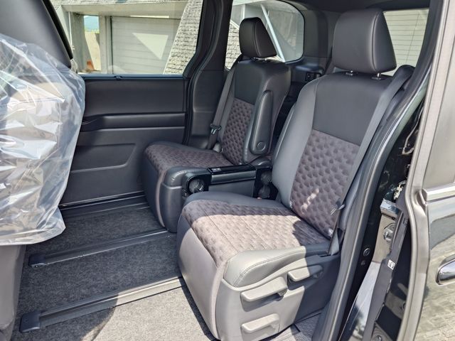 TOYOTA VOXY HYBRID 2023