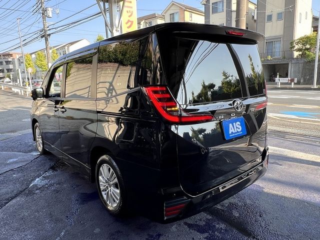 TOYOTA NOAH 2022