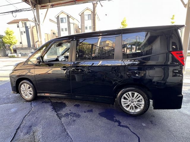 TOYOTA NOAH 2022