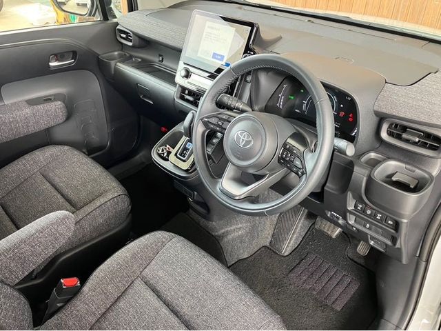 TOYOTA SIENTA HYBRID 2024