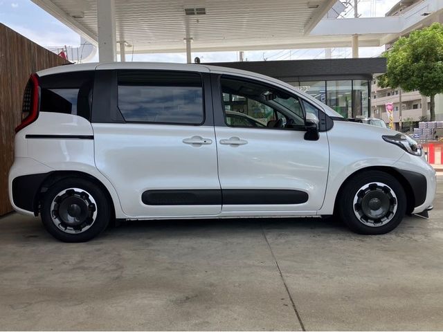 TOYOTA SIENTA HYBRID 2024