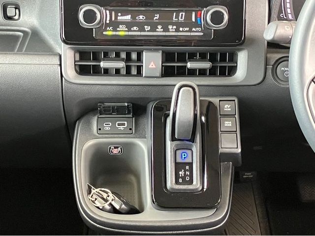 TOYOTA SIENTA HYBRID 2024