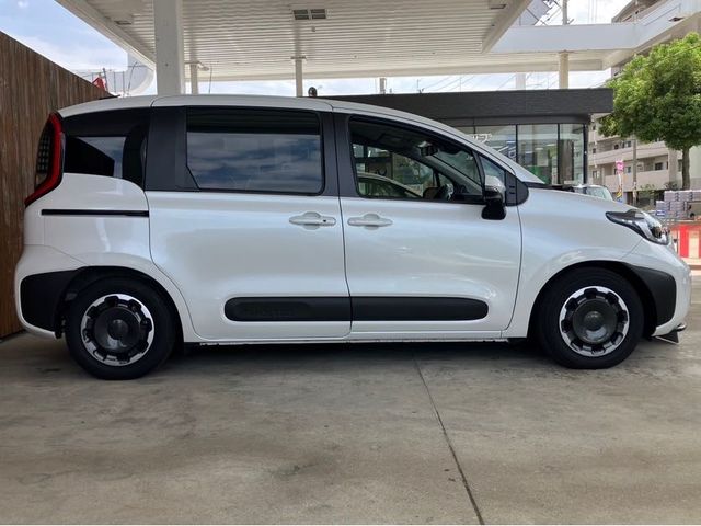 TOYOTA SIENTA HYBRID 2024