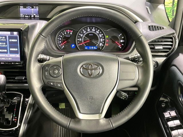 TOYOTA VOXY 2018