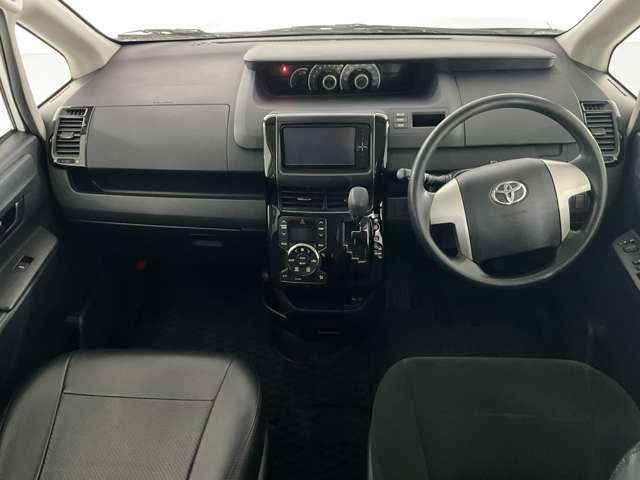 TOYOTA VOXY 2011