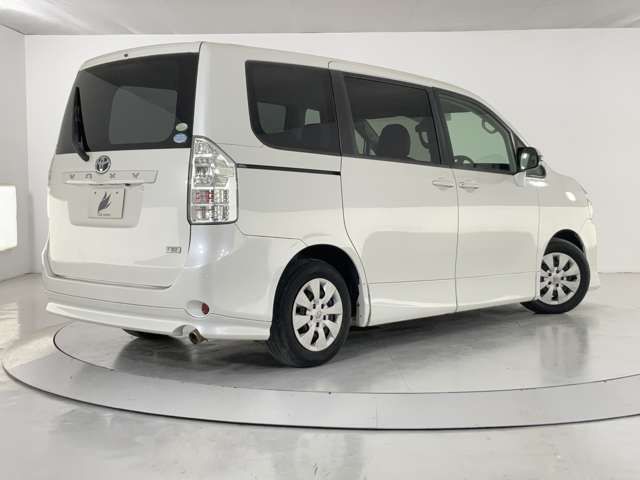 TOYOTA VOXY 2011