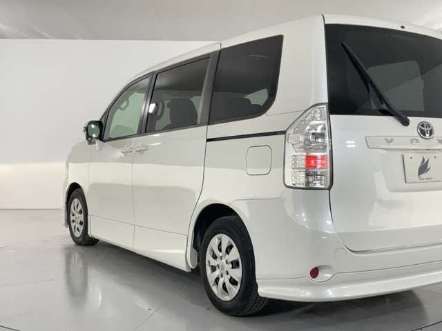 TOYOTA VOXY 2011
