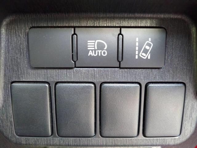 TOYOTA PRIUS Alpha 2021