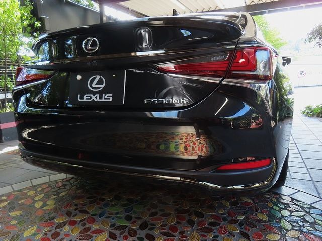 TOYOTA LEXUS ES300h 2023