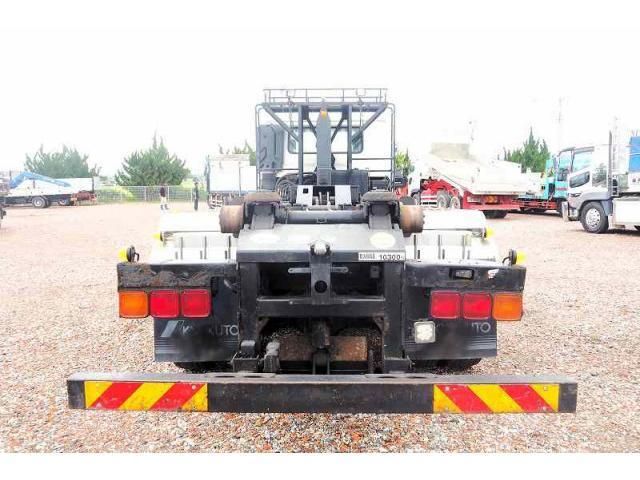 NISSAN DIESEL Quon 2013