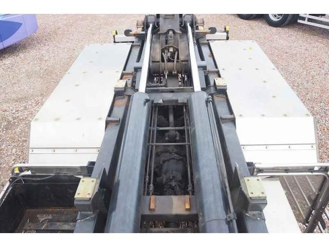 NISSAN DIESEL Quon 2013