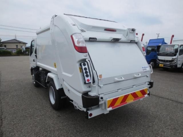 MITSUBISHI CANTER 2025