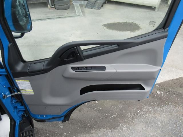 MITSUBISHI CANTER 2023